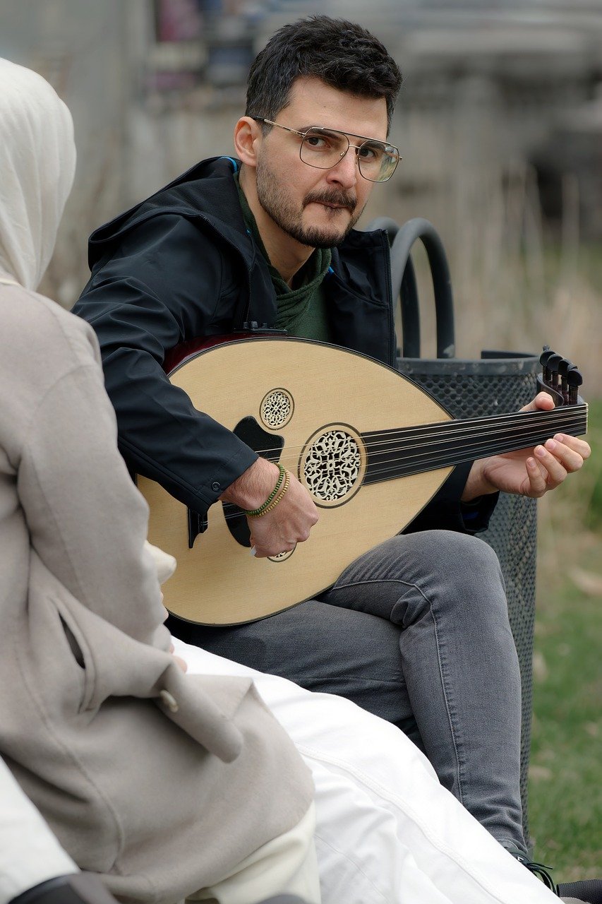 découvrez la mandoline, l'ustensile de cuisine incontournable pour trancher fruits et légumes avec précision et rapidité. apprenez à l'utiliser pour sublimer vos plats avec des découpes élégantes et uniformes.