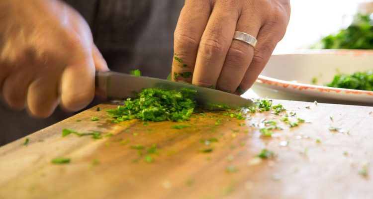 découvrez comment entretenir votre planche à découper en bambou pour assurer sa longévité et préserver son aspect naturel. suivez nos conseils pratiques pour le nettoyage, le séchage et l'hydratation, tout en évitant les erreurs courantes.