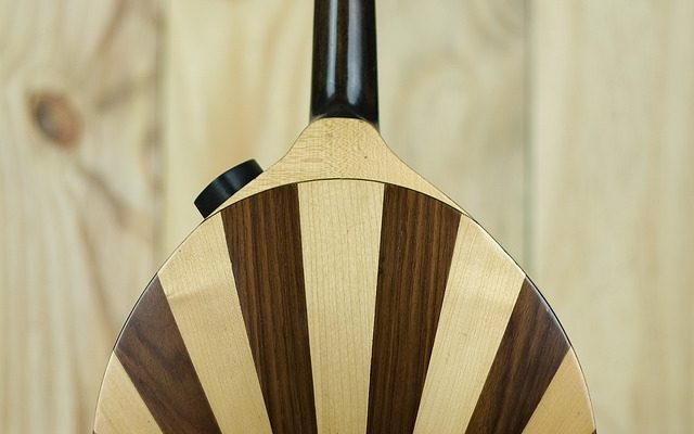 découvrez la mandoline, un outil indispensable pour les chefs cuisiniers et les passionnés de cuisine. apprenez à trancher fruits et légumes avec précision et élégance, tout en gagnant du temps dans la préparation de vos plats. idéale pour réaliser des salades, des garnitures et des présentations sophistiquées.